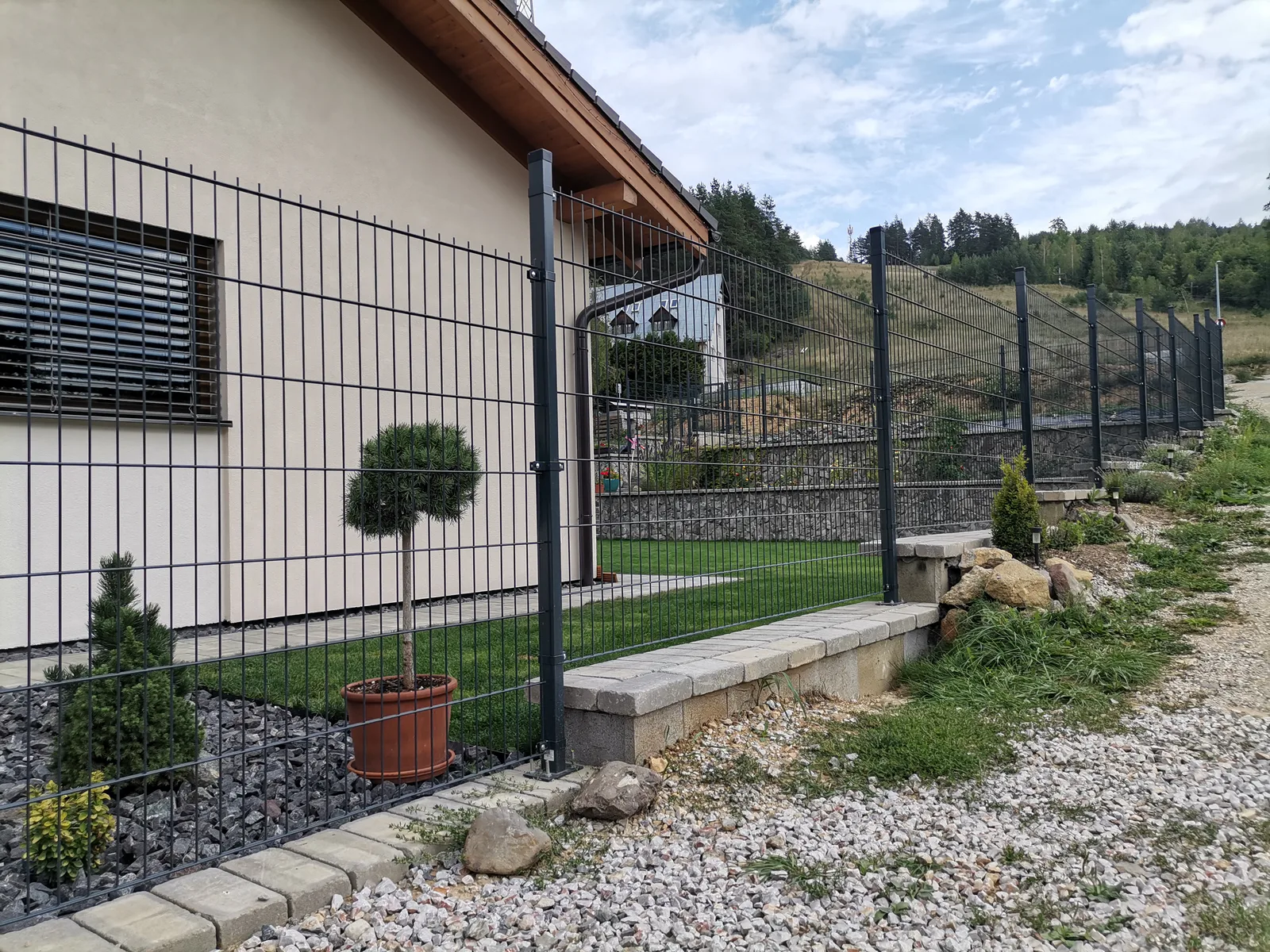 Antracitové dielcové oplotenie pri rodinnom dome