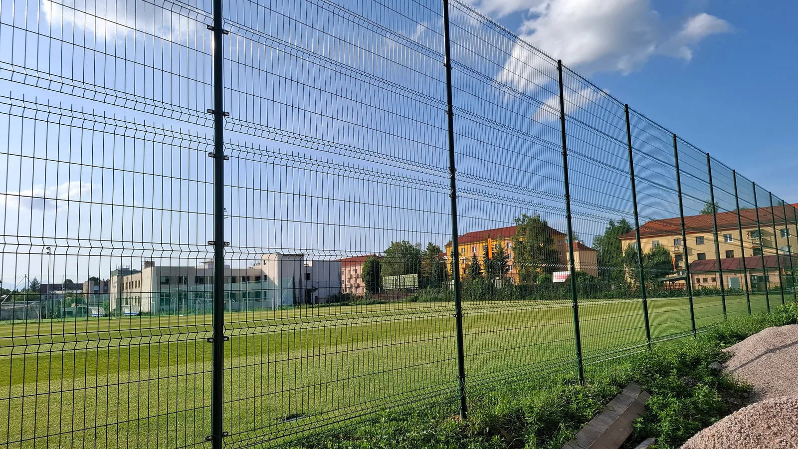 Vysoké oplotenie športoviska